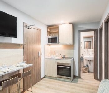 https://d3kq33r9tyqtji.cloudfront.net/1BKTgdaZu63QqzuqCtu_nnodis-sevilla-private-room-silver-apartment-6.jpeg