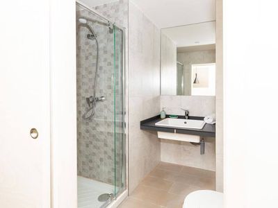 https://d3kq33r9tyqtji.cloudfront.net/4pZd6FXV4XEaceMCqndO9bathroom-2.jpeg
