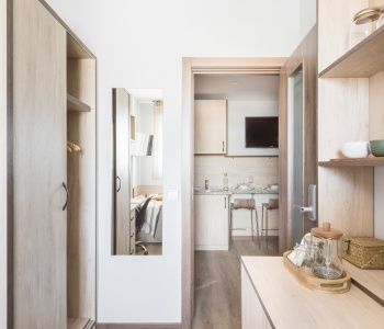 https://d3kq33r9tyqtji.cloudfront.net/EaQChgddZAl-T90RrU3tAnodis-sevilla-private-room-gold-apartment-2.jpeg