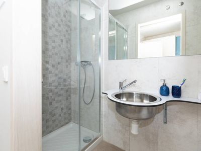 https://d3kq33r9tyqtji.cloudfront.net/FjvJHvOtBhfgY3d32A3yVbathroom-1.jpeg