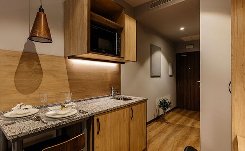 https://d3kq33r9tyqtji.cloudfront.net/HbsXx8LSmULcu6l3EQbR3cocina-residencia-madrid-estudio-con-cocina-madrid-getafe.jpg