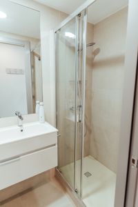 https://d3kq33r9tyqtji.cloudfront.net/KZA6qZjOrb_rtrIQEIbwB020%20LIV%2022%40%20-%20Habitaci%C3%B3n%20Individual.jpg