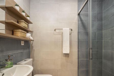 https://d3kq33r9tyqtji.cloudfront.net/NrY73rem9-3SIPs4_8e4Dt6AkbKhdd2Bcx7UsuaU3CAmro%20Ma%CC%81laga_Bathroom.jpeg