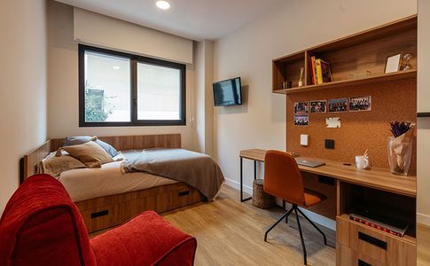 https://d3kq33r9tyqtji.cloudfront.net/QMHor5xI5VPu4pFUzsp5phabitacion-residencia-madrid-estudio-con-cocina-madrid-getafe.jpg