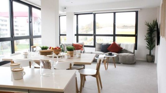 https://d3kq33r9tyqtji.cloudfront.net/clf11om8g5oiq9l25vqai2cv9_1683734176130_apartamento-sadar-pamplona-700x394.jpg