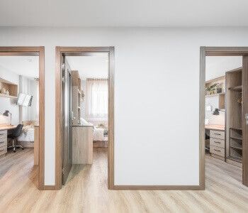https://d3kq33r9tyqtji.cloudfront.net/df8X5maA0udJ2Nk5GnDK_nodis-sevilla-private-room-silver-apartment-4.jpeg