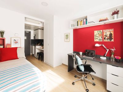https://d3kq33r9tyqtji.cloudfront.net/isS0a1uFMp9tAj2nR7r7Mmadrid-claravel-studio-premium-1-3.jpg