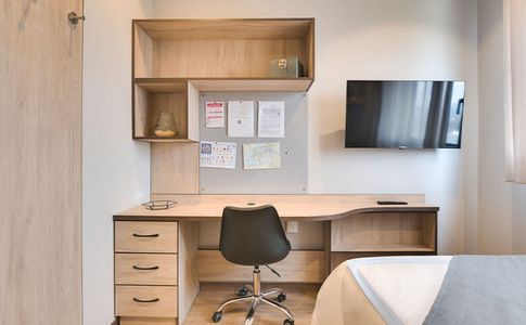 https://d3kq33r9tyqtji.cloudfront.net/sGafnrcludyVGlDXPq9G0habitacion-escritorio-bilbao-residencia.jpg