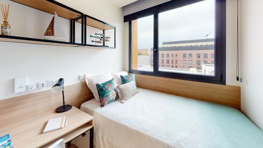 https://d3kq33r9tyqtji.cloudfront.net/xV74DuhTRDPuzH_y0-dpABCN_Estudio-Estandar-Bedroom_Bed.jpg